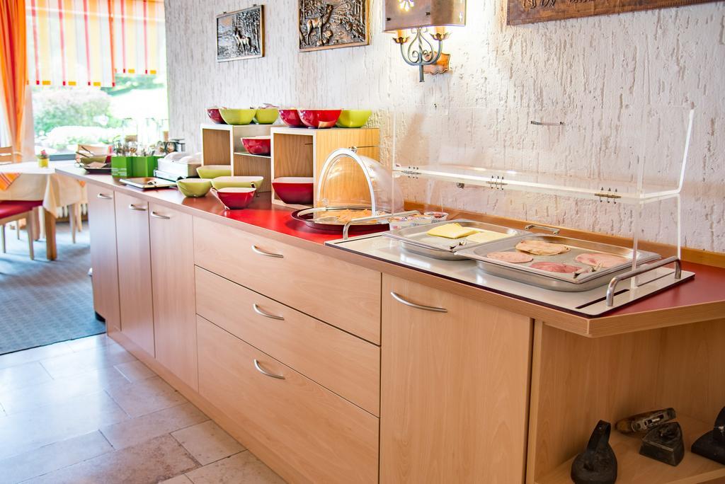 Hotelpension Schroeder วิลลิงเงิน ภายนอก รูปภาพ