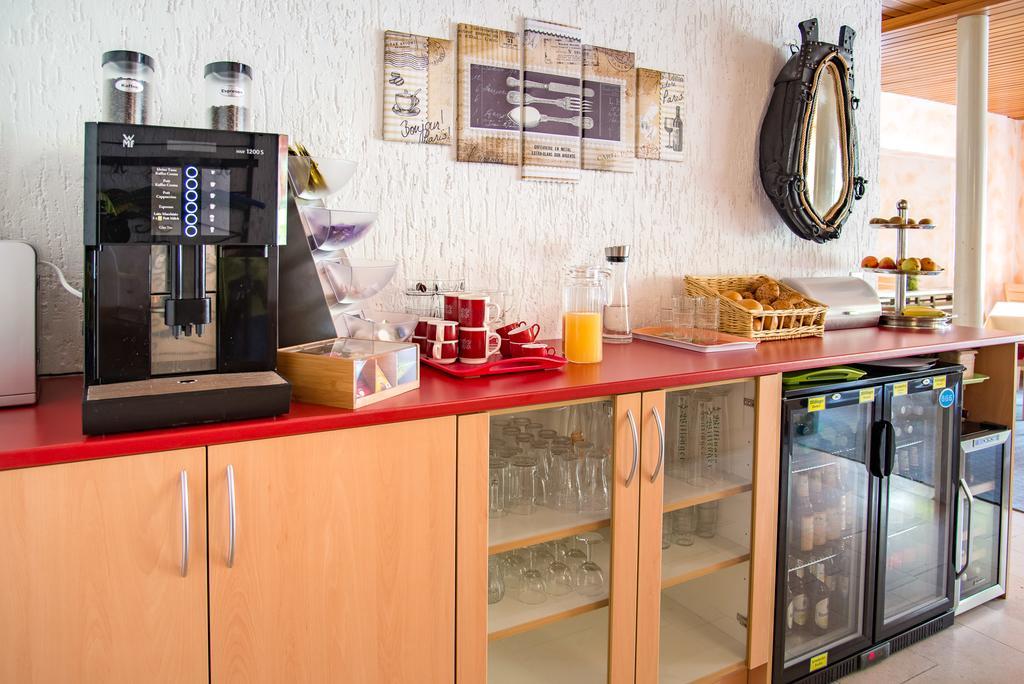 Hotelpension Schroeder วิลลิงเงิน ภายนอก รูปภาพ